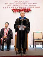 陳偉儀教授在畢業典禮上致辭。